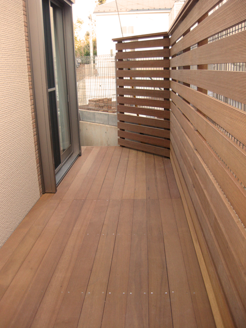狭い庭でも快適空間が出来ます 超高耐久木材 ウリンのウッドデッキ専門店 全国対応可能